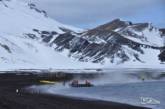 Passageiros voltam para o Sea Spirit em meio ao vapor de água quente na praia de Deception Island, na Antártida